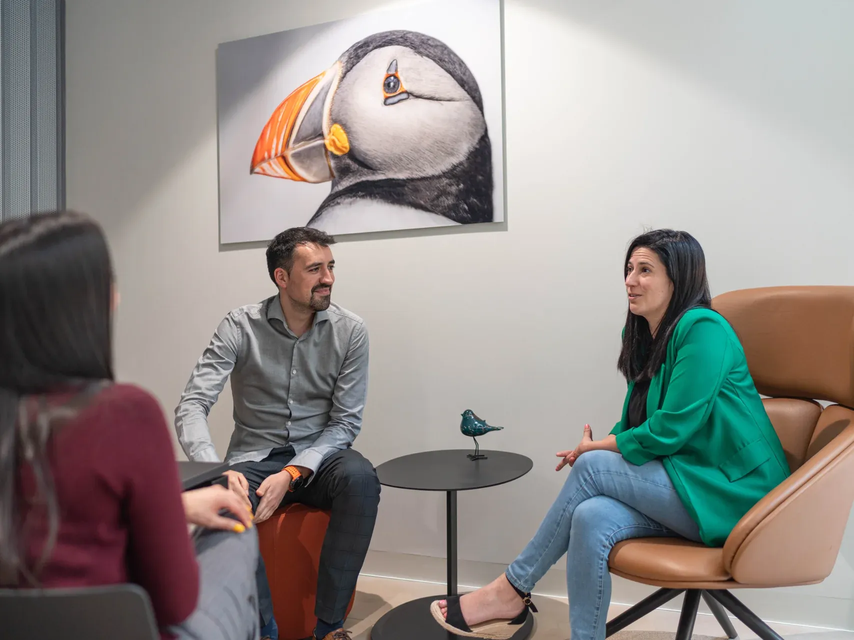 Conversación en una de las salas del estudio
