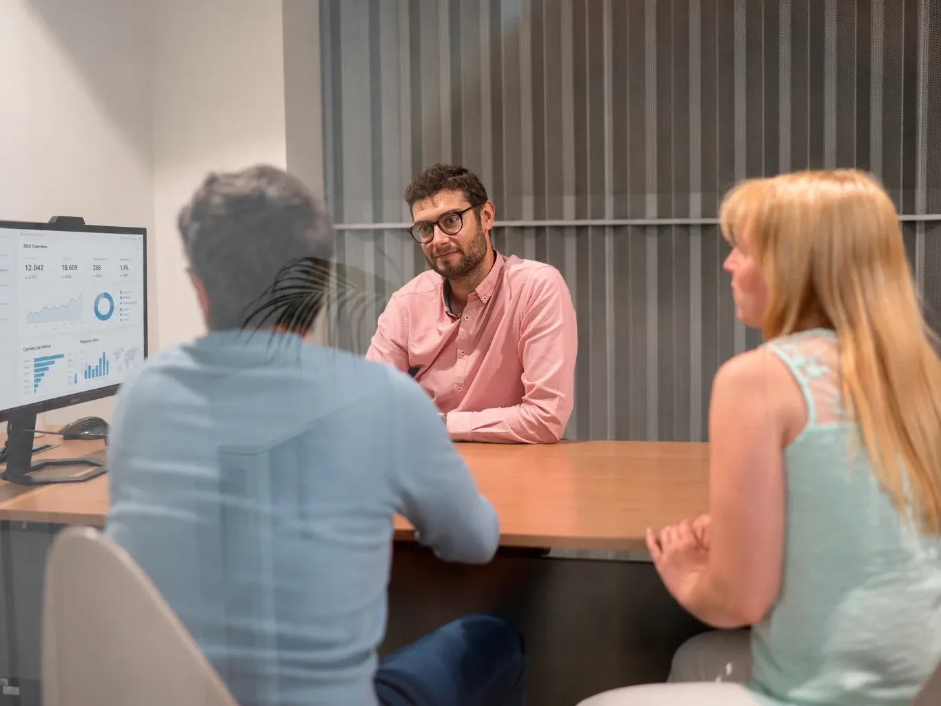 Reunión de equipo analizando resultados